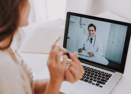 Medicina Online: precisa de uma consulta médica sem sair do lugar?